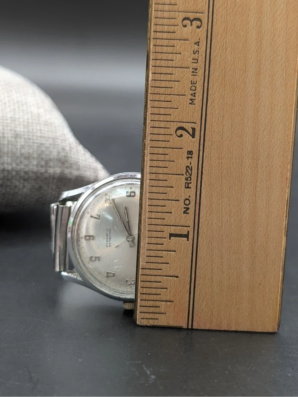 Vintage Waltham Incabloc 17 Jewels Mens Watch Swiss Red Arrow Hand Runs Stretch